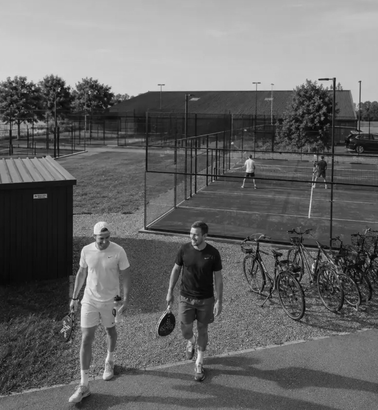 Zwei Spieler auf dem Weg zum Outdoor-Padelcourt