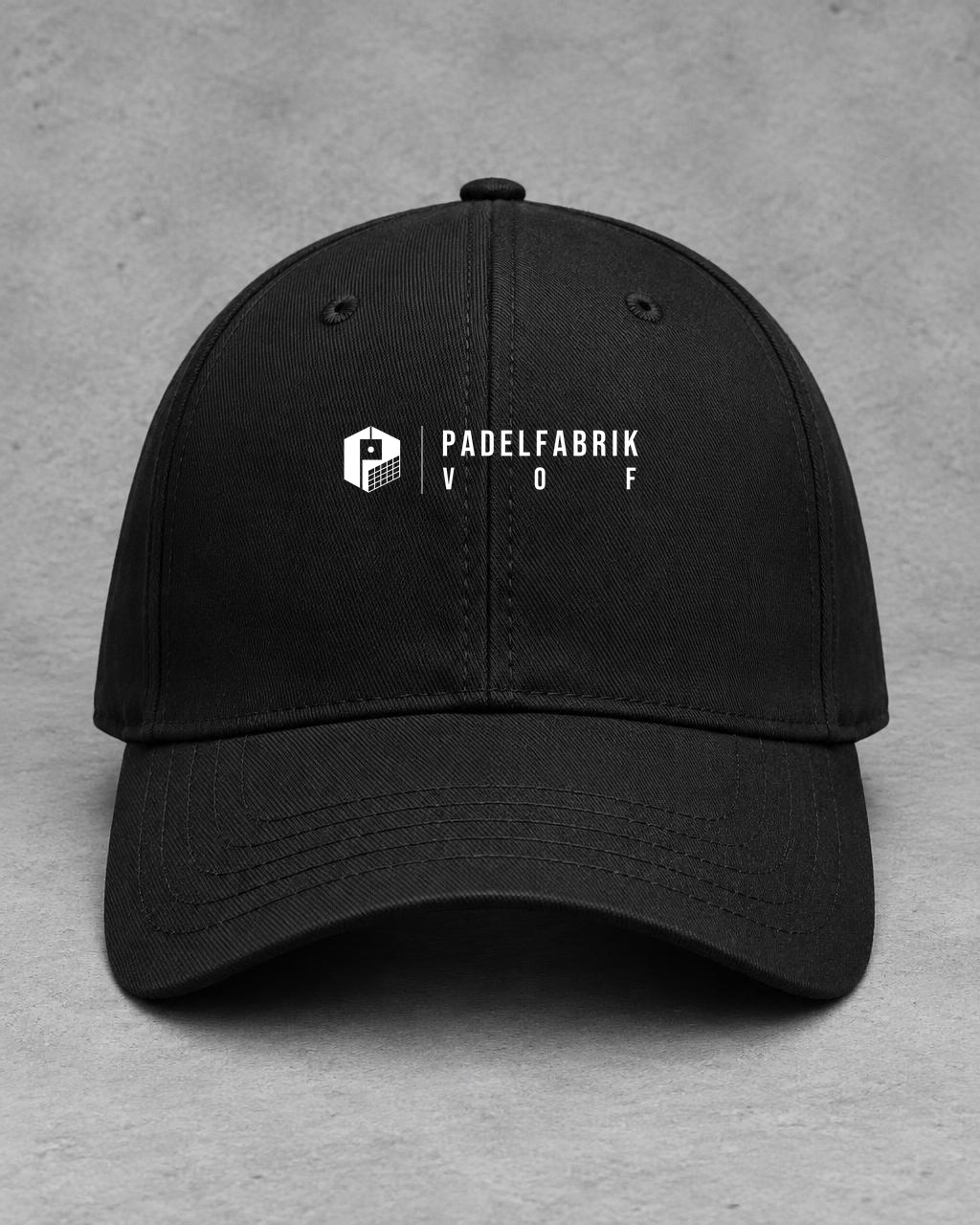 Schwarze Cap mit dem Original-Logo der Padelfabrik VOF